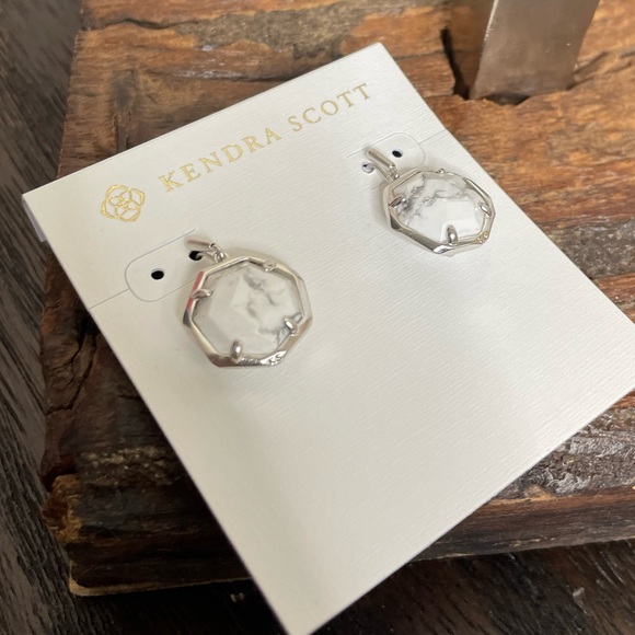 NWT Kendra Scott Silver Cynthia Drop Earrings in White Howlite! - Picture 4 of 4